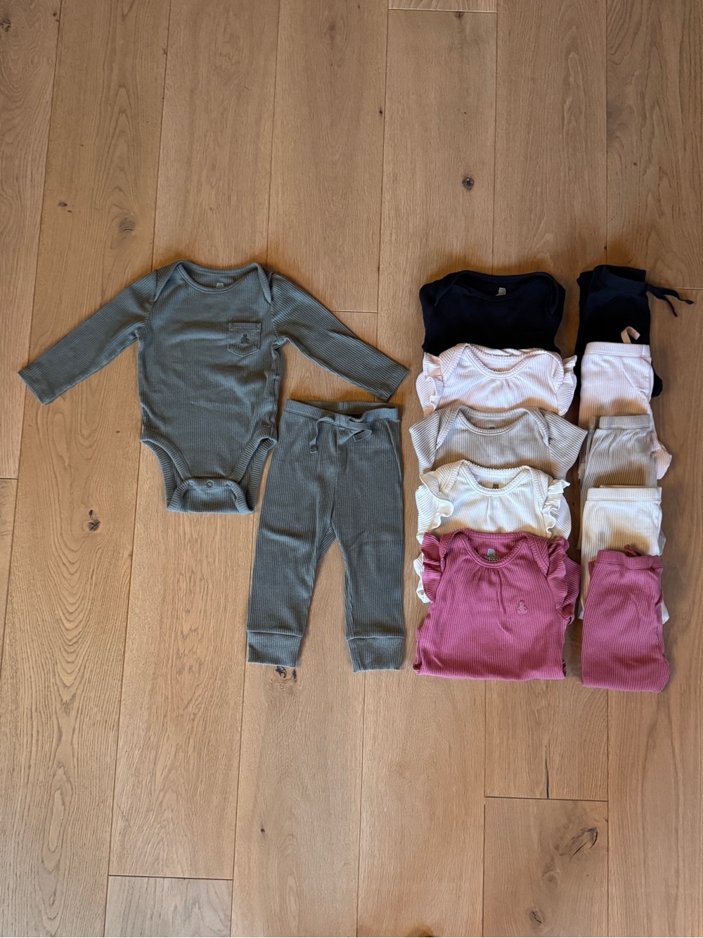 Six Baby Gap Onesie and Leggings Sets (12-18M)